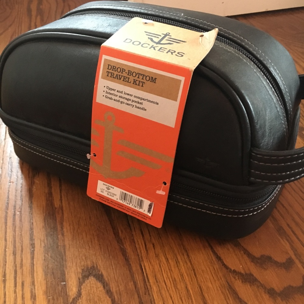 Dockers Drop-Bottom Travel Kit